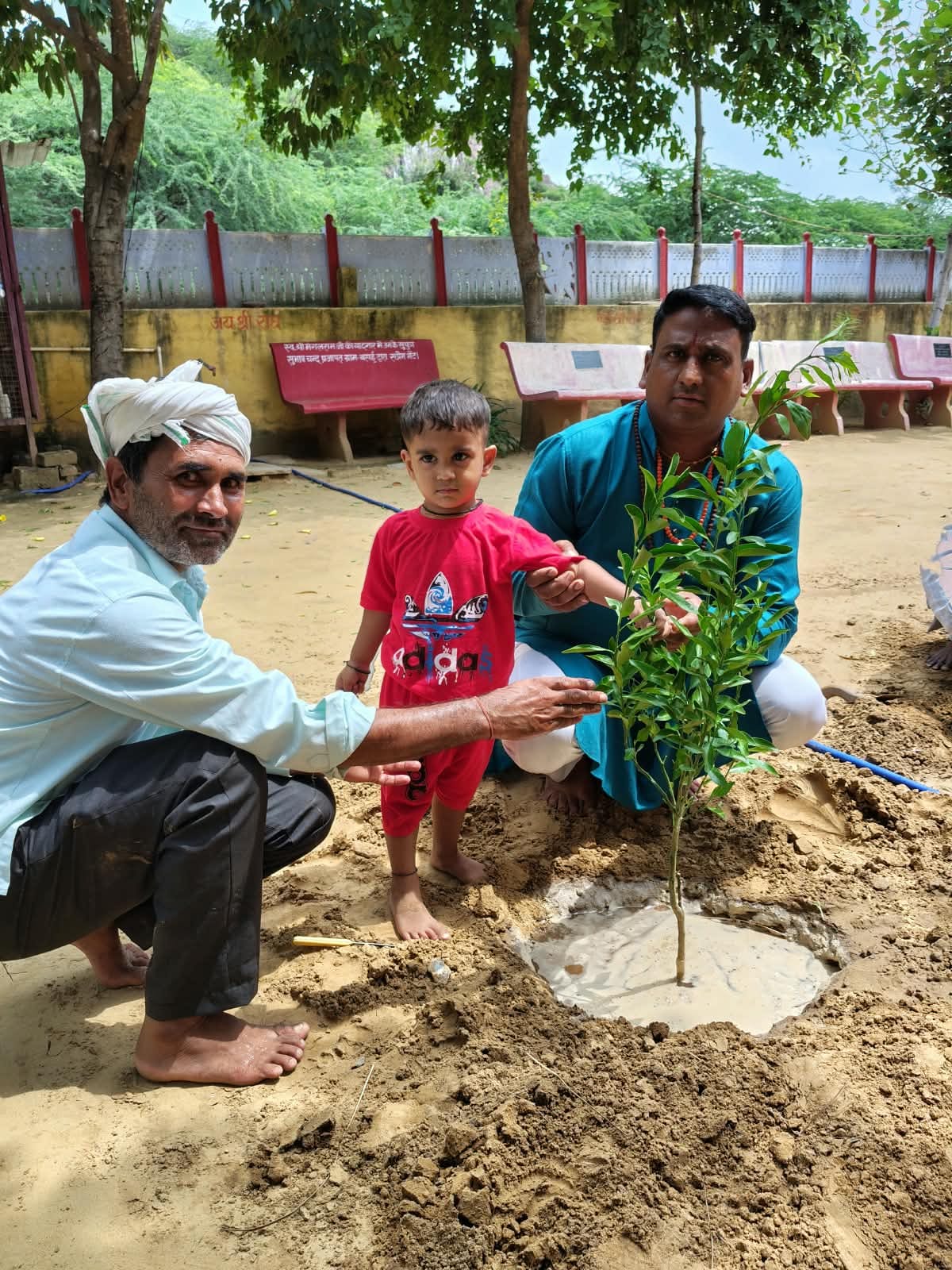 फोटो 11स्वतंत्रता दिवस पर ढाणी बाठोठा में पौधरोपण करते ग्रामीण।स्रोत:संगठन