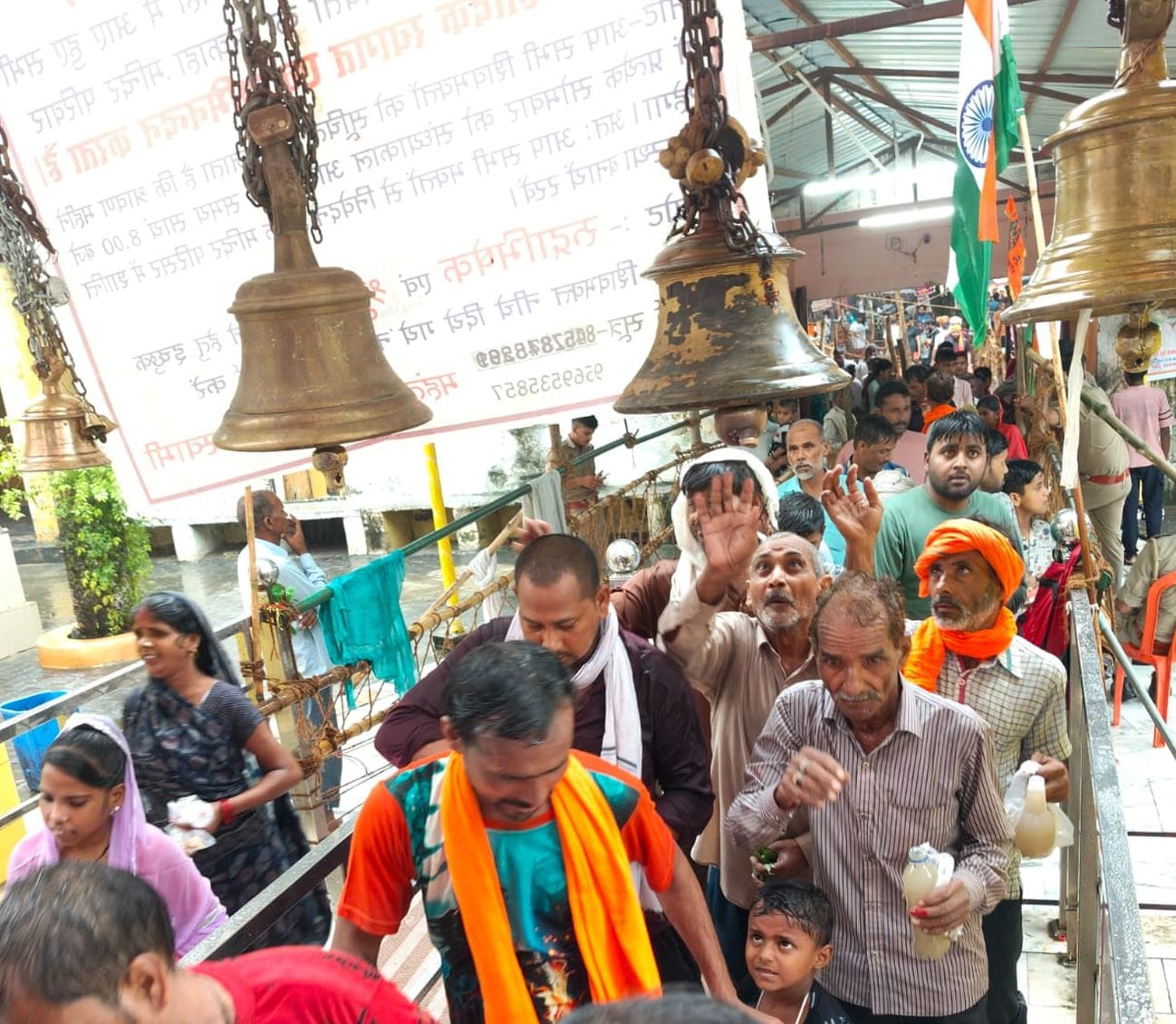 फोटो 13: सकाहा में श्रीशिवसंकट हरण मंदिर में दर्शन-पूजन के लिए जुटे श्रद्धालु। संवाद
