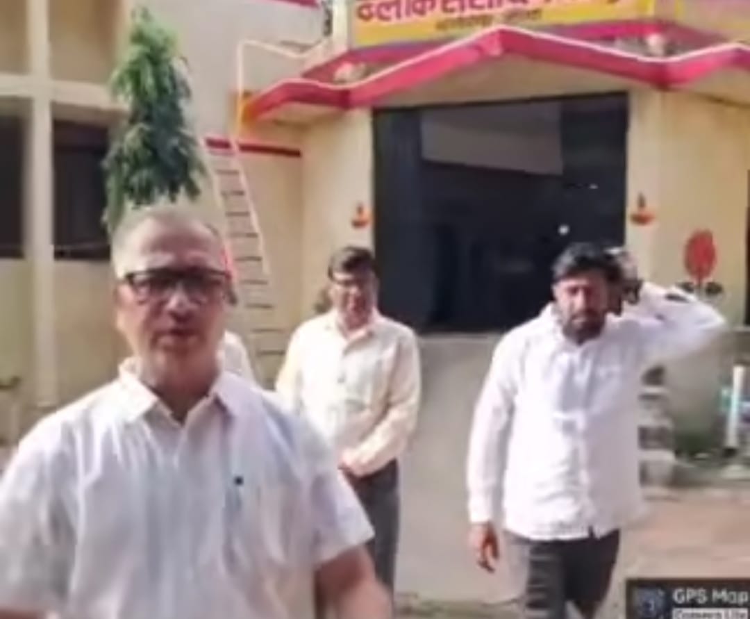 फोटो -15- शिक्षामित्र का मोबाइल छीनने के लिए आते बीईओ। स्रोत:सोशल मीडिया