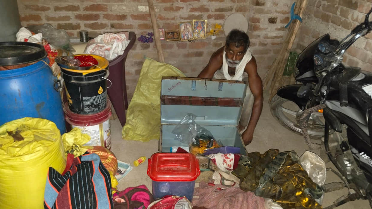 Jewelry worth five lakh rupees stolen after breaking into the house.