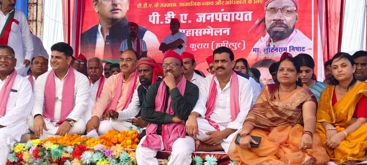 फोटो 16 एचएएमपी 09- कुरारा कस्बा में पीडीए चौपाल पर मौजूद सपाई। संवाद