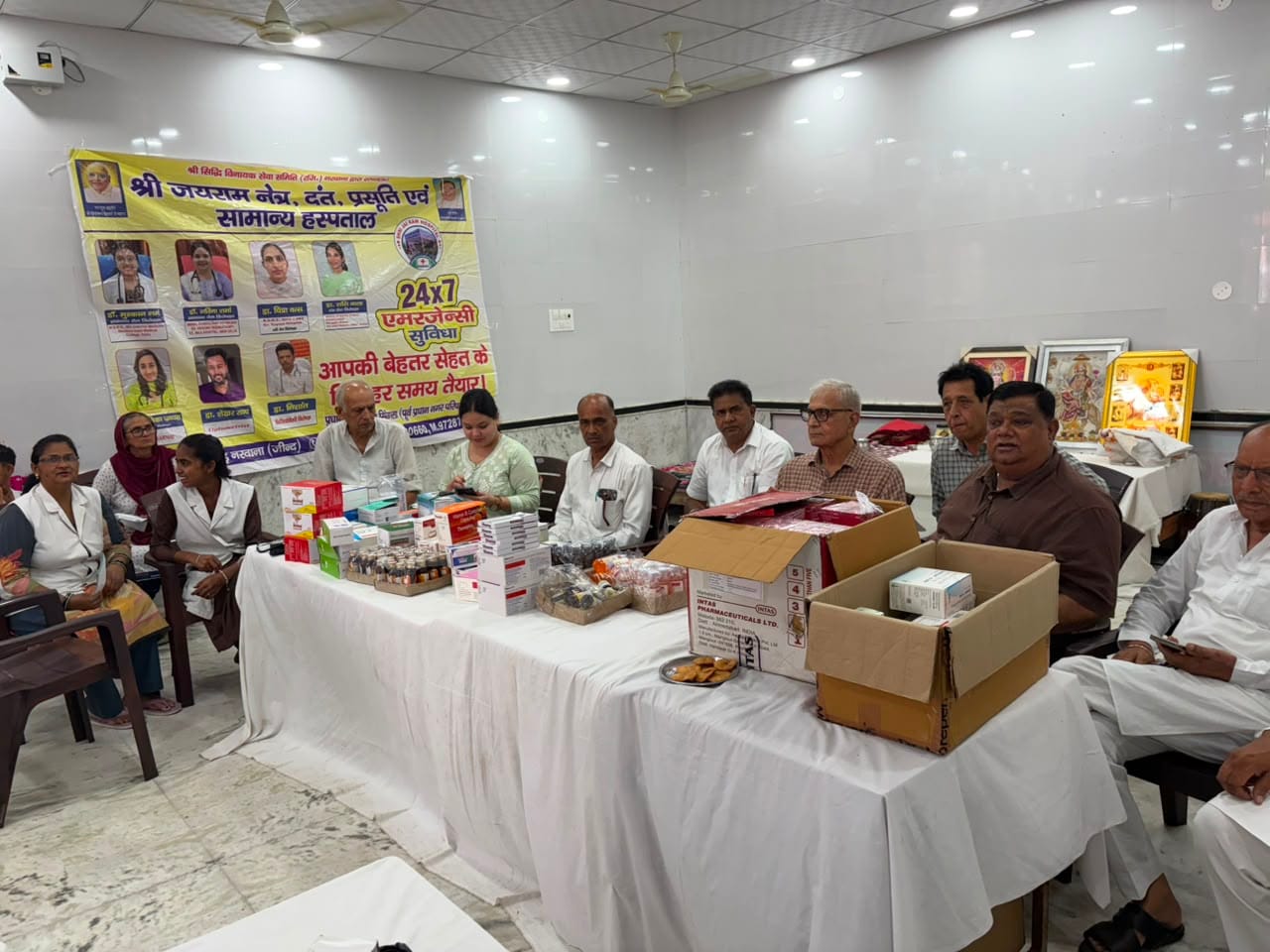 फोटो 16 नरवाना। दवाइयां वितरित करते हुए डॉ। स्रोत कार्यकर्ता।