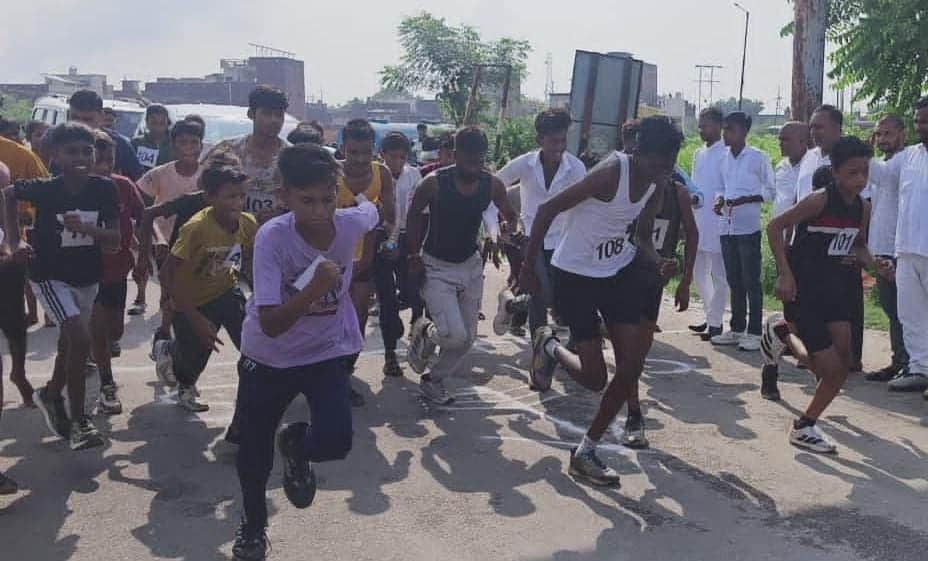 57 athletes started the race for victory from the stadium.