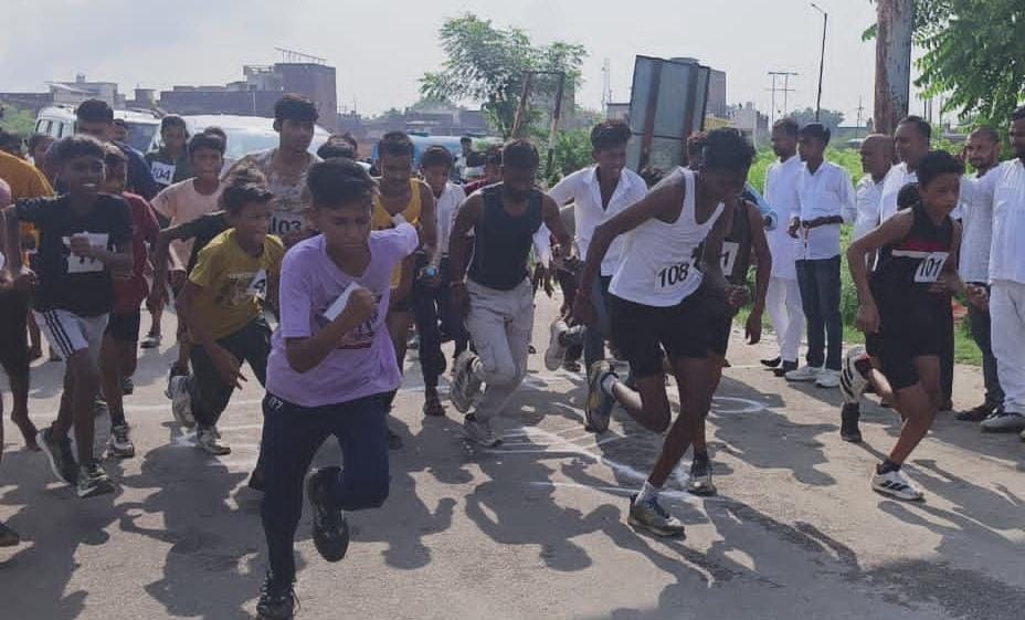 फोटो 16एचएएमपी 30- क्रॉस कंट्री दौड़ में दौड़ते प्रतिभागी। संवाद