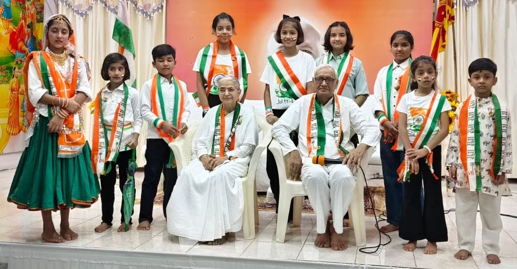 फोटो 16जेएनडी01-ब्रह्माकुमारीज सेवा केंद्र में हुए स्वतंत्रता दिवस कार्यक्रम में मौजूद बच्चे और