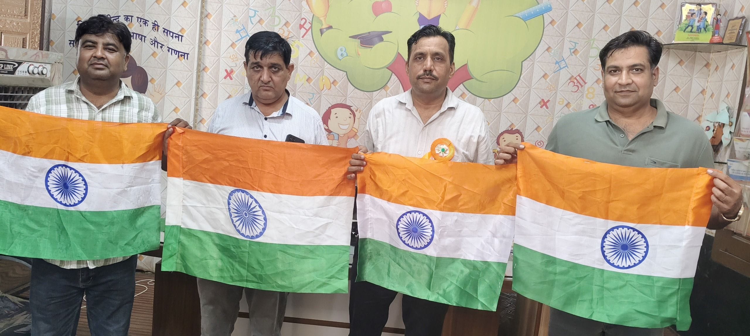 फोटो 16जेएनडी03-स्वतंत्रता दिवस पर तिरंगा हाथों में लेकर खुशी जताते हुए अध्यापक। संवाद