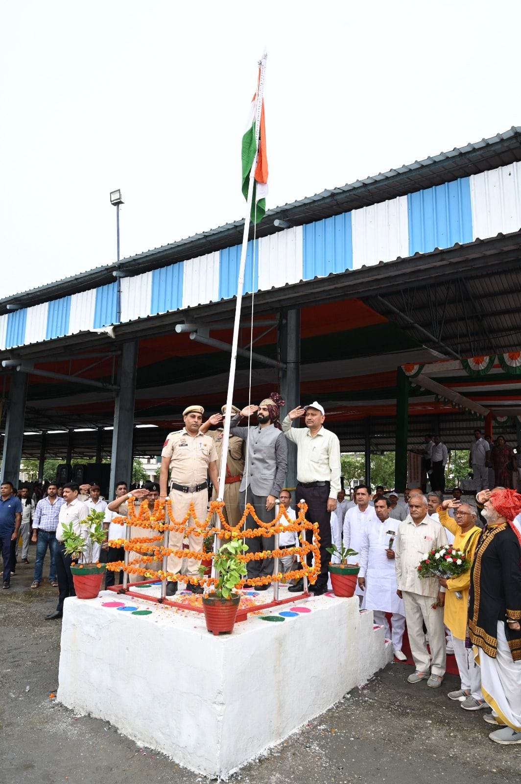 फोटो 16जेएनडी39-स्वतंत्रता दिवस पर ध्वजारोहण करते हुए एसडीएम पुलकित मल्होत्रा। स्रोत प्रशासन