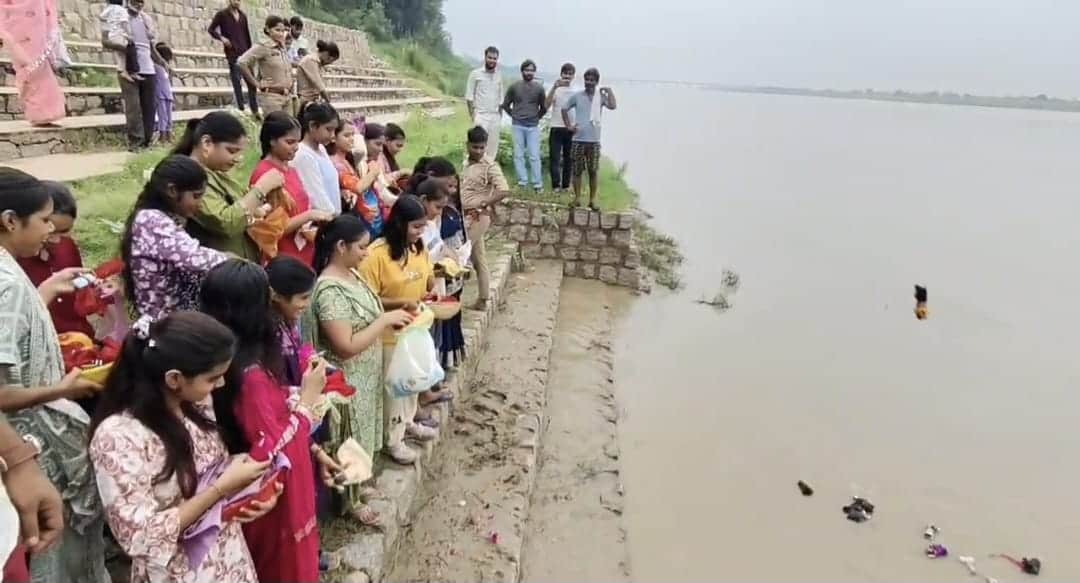 Effigies of 'Gudiya' were beaten on the banks of the Yamuna on Nag Panchami.