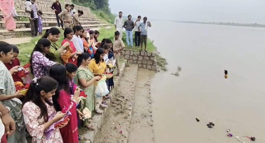 फोटो 17 एचएएमपी 02- नाग पंचमी पर यमुना किनारे गुड़िया प्रवाहित करतीं महिलाएं और युवतियां।   संव