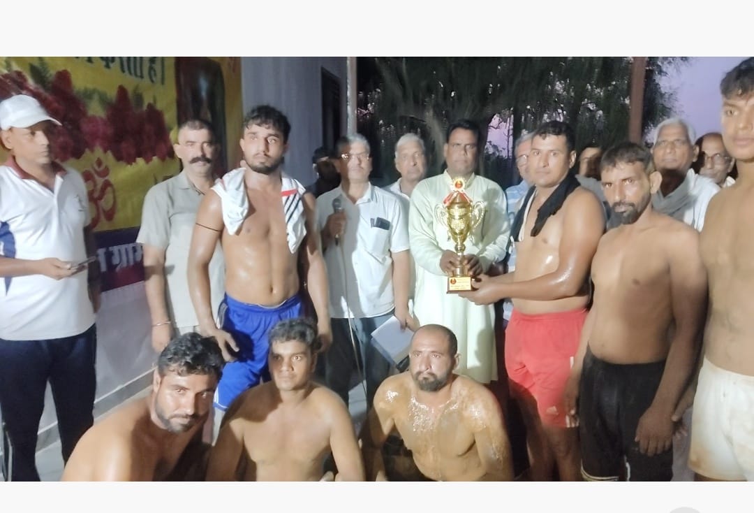 फोटो 17विजेता खिलाड़ियों को सम्मानित करते मुख्य अतिथि।स्रोत:ग्रामीण
