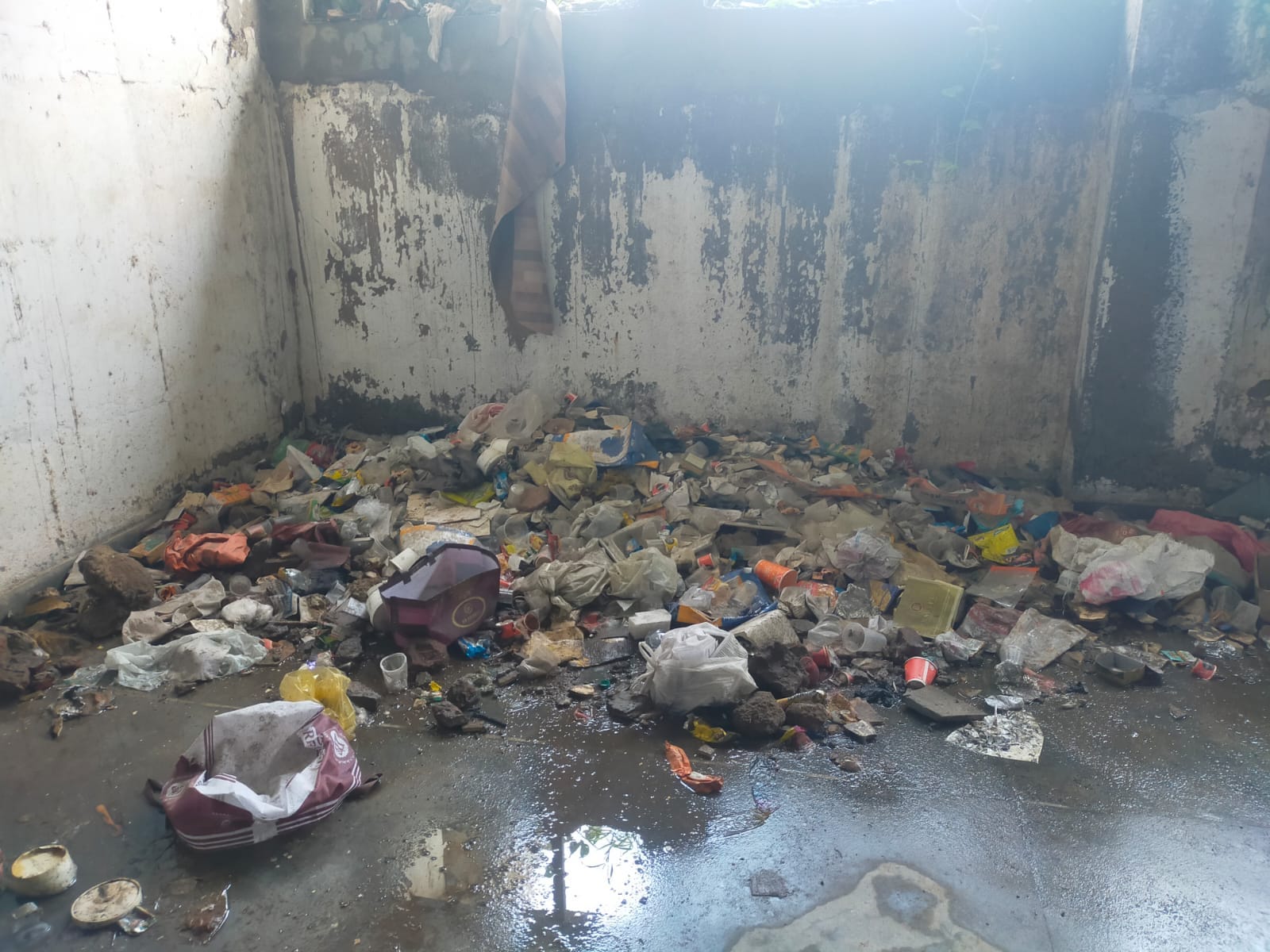 फोटो 18लघु सचिवालय के बेसमेंट में फैला कचरा। संवाद