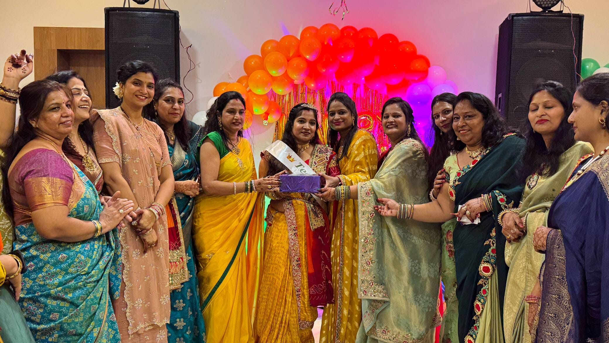 फोटो 19 नरवाना। तीज पर्व प्रतियोगिता विजेता रितिका गर्ग को सम्मानित करते हुए। स्रोत महिला।