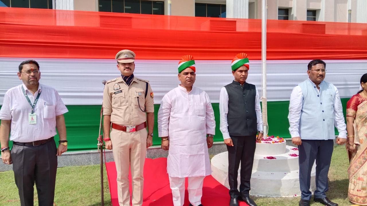 फोटो-20- मेडिकल कॉलेज में झंडा रोहण के बाद राष्ट्रगान मुद्रा में खड़े अधिकारी व राज्यमंत्री (स्