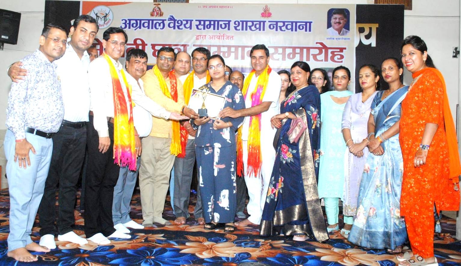 फोटो 20 नरवाना। छात्रों को सम्मानित करते हुए अग्रवाल वेश्य समाज के सदस्य। स्रोत संस्था।