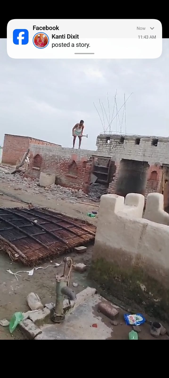 फोटो-28 कटरी तौफीक में मकान तोड़ते सुंदर लाल के परिजन। स्रोत: जागरूक पाठक