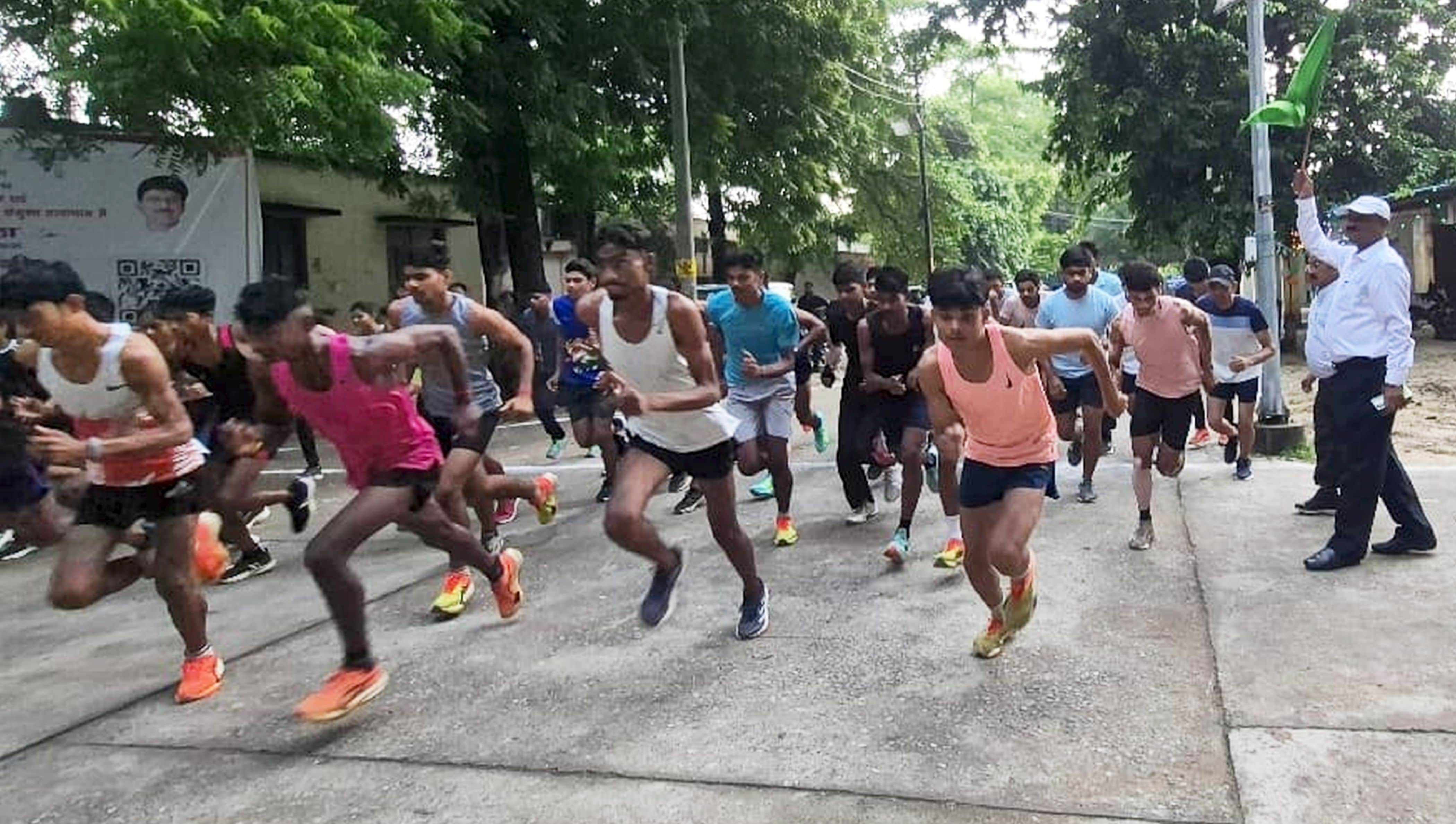 फोटो-30-क्राॅस कंट्री दौड़ में प्रतिभाग करते युवा। संवाद