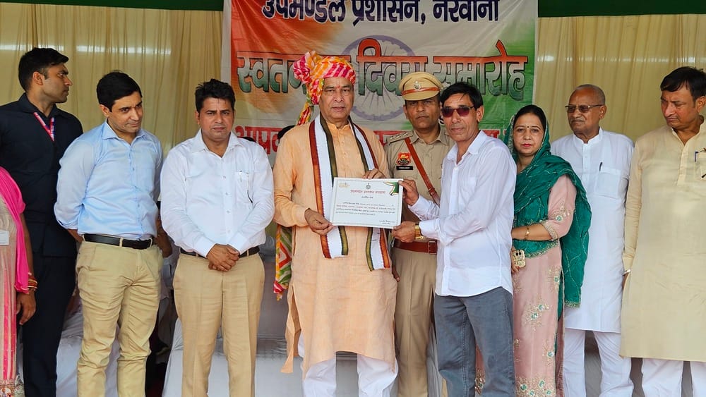 फोटो 4 नरवाना। अच्छा कार्य करने वाले कर्मचारियों को सम्मानित करते हुए मोहन लाल बड़ौली। संवाद।
