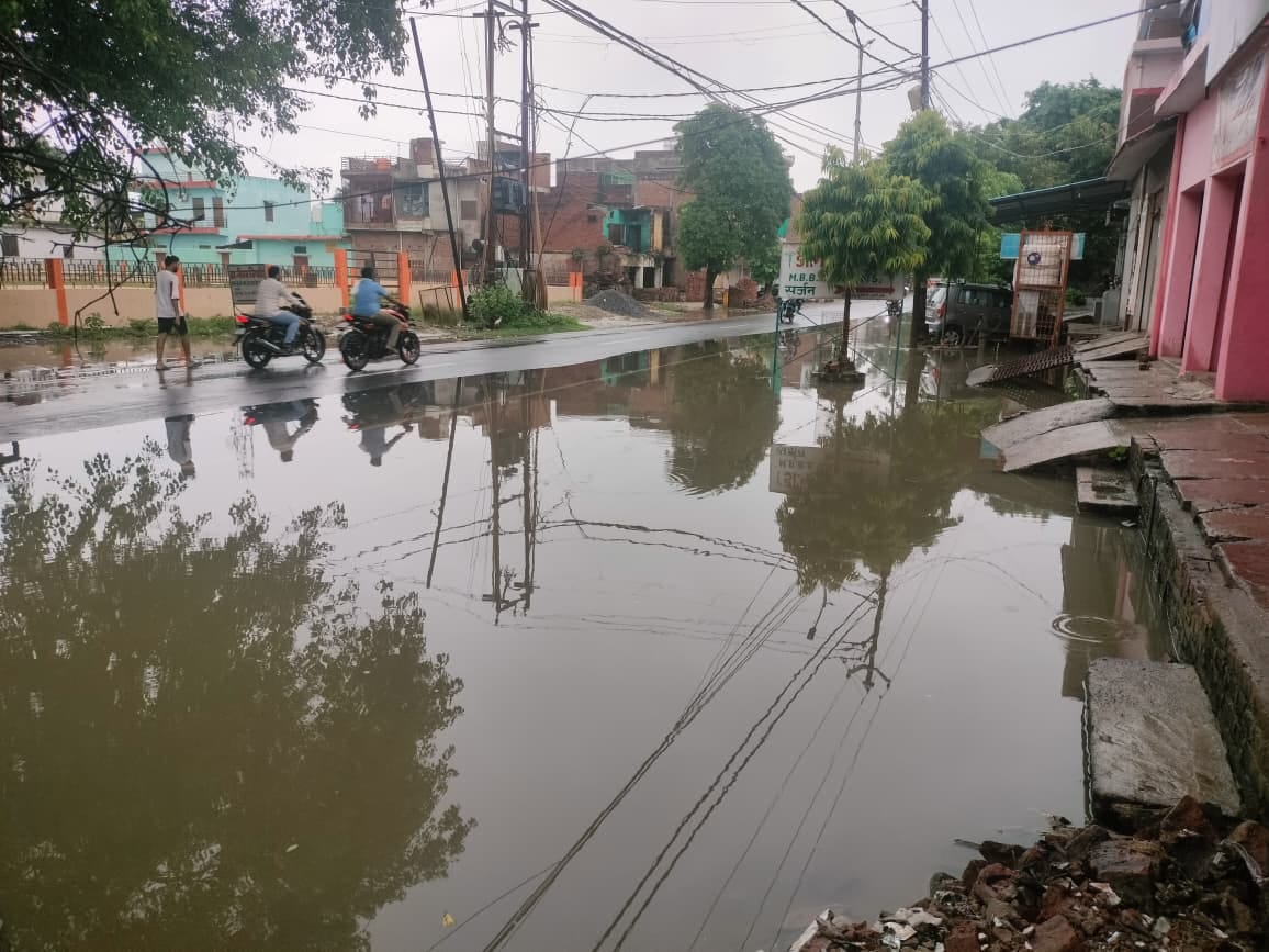 फोटो-43- झमाझम बारिश से अजीतमल की सड़क पर हुआ जलभराव।संवाद