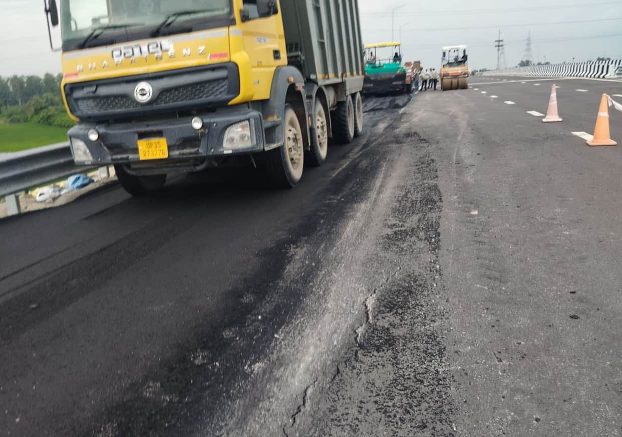 Crack appears between the 421 km and 422 km marks of the Ganga Expressway.