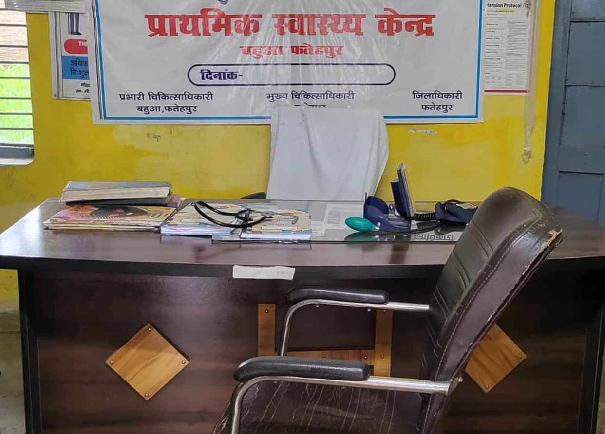 Patients distressed by the absence of doctors at the health fair.