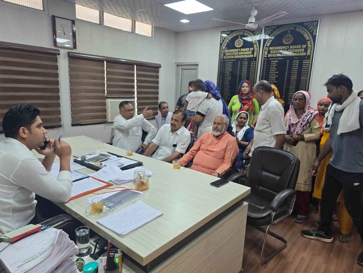 Residents of three colonies, distressed by the supply of contaminated drinking water, vented their anger and staged a protest.