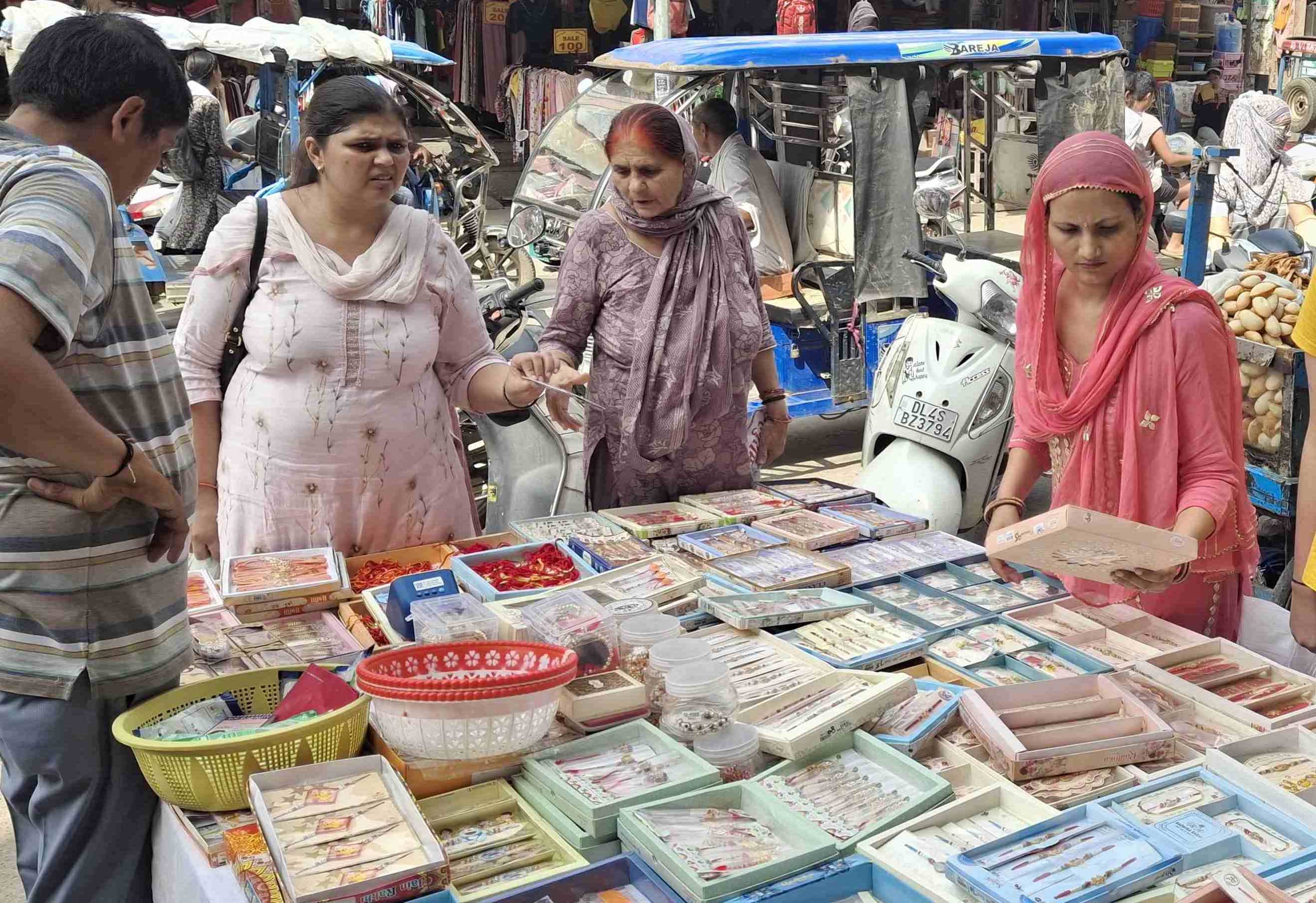 -फोटो 81 : शहर के मेन बाजार में सजी राखी की दुकान। संवाद