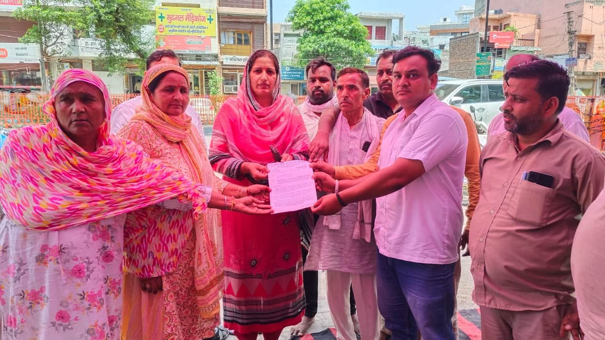 Sanitation workers submitted a memorandum to the Chairperson on the 12th day of the strike.