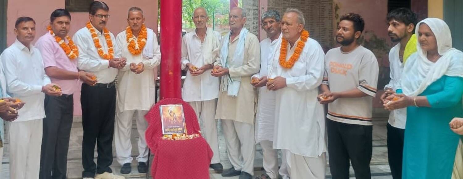 फोटो - भगवान परशुराम आश्रम में रानी अवंतीबाई लोधी को नमन करते हुए संगठन के सदस्य। स्रोत - प्रवक