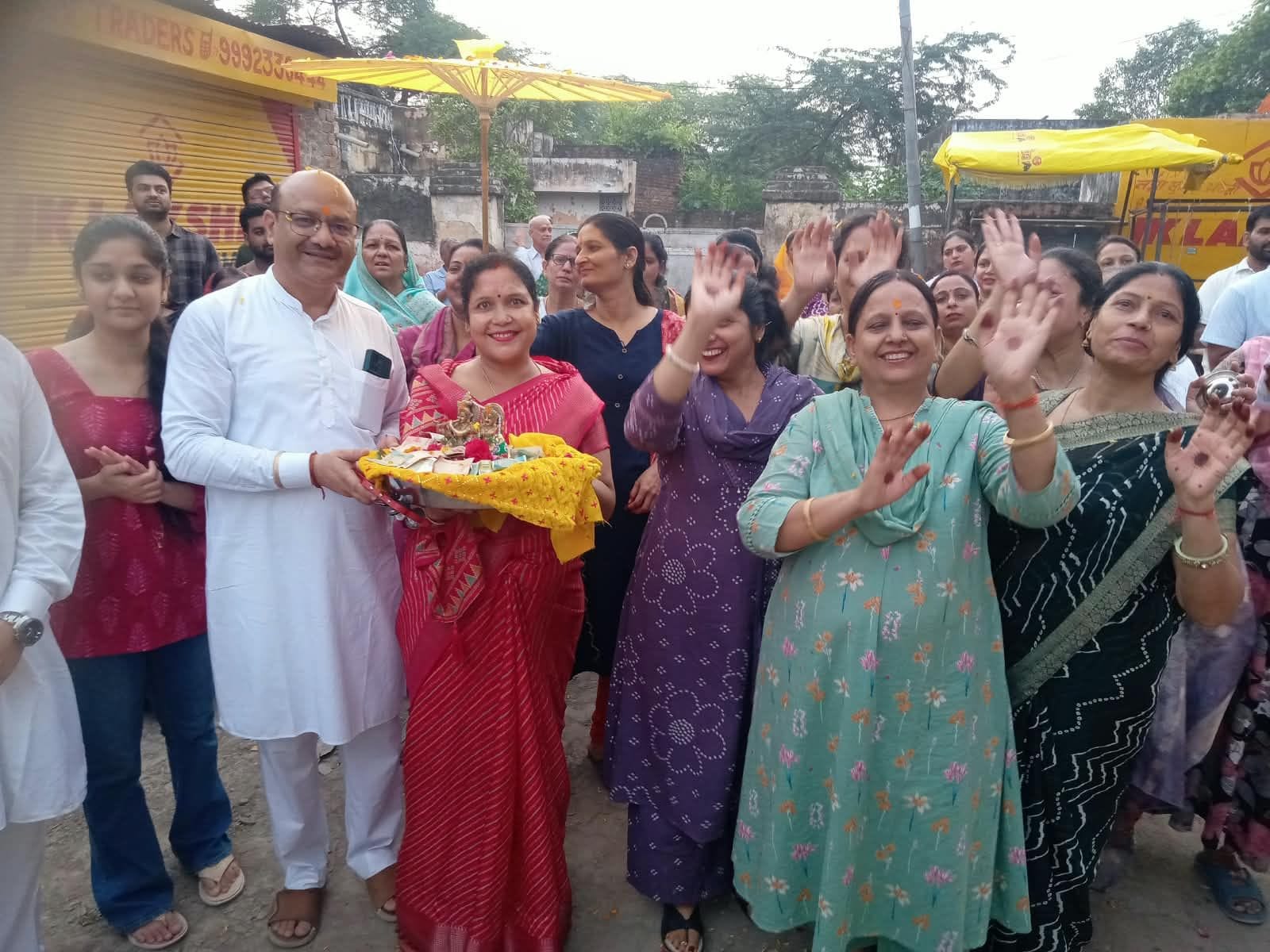 फोटो नंबर-24प्रभात फेरी के दौरान राधा रानी के भजनों पर झूमती महिलाएं। स्रोत: संस्था