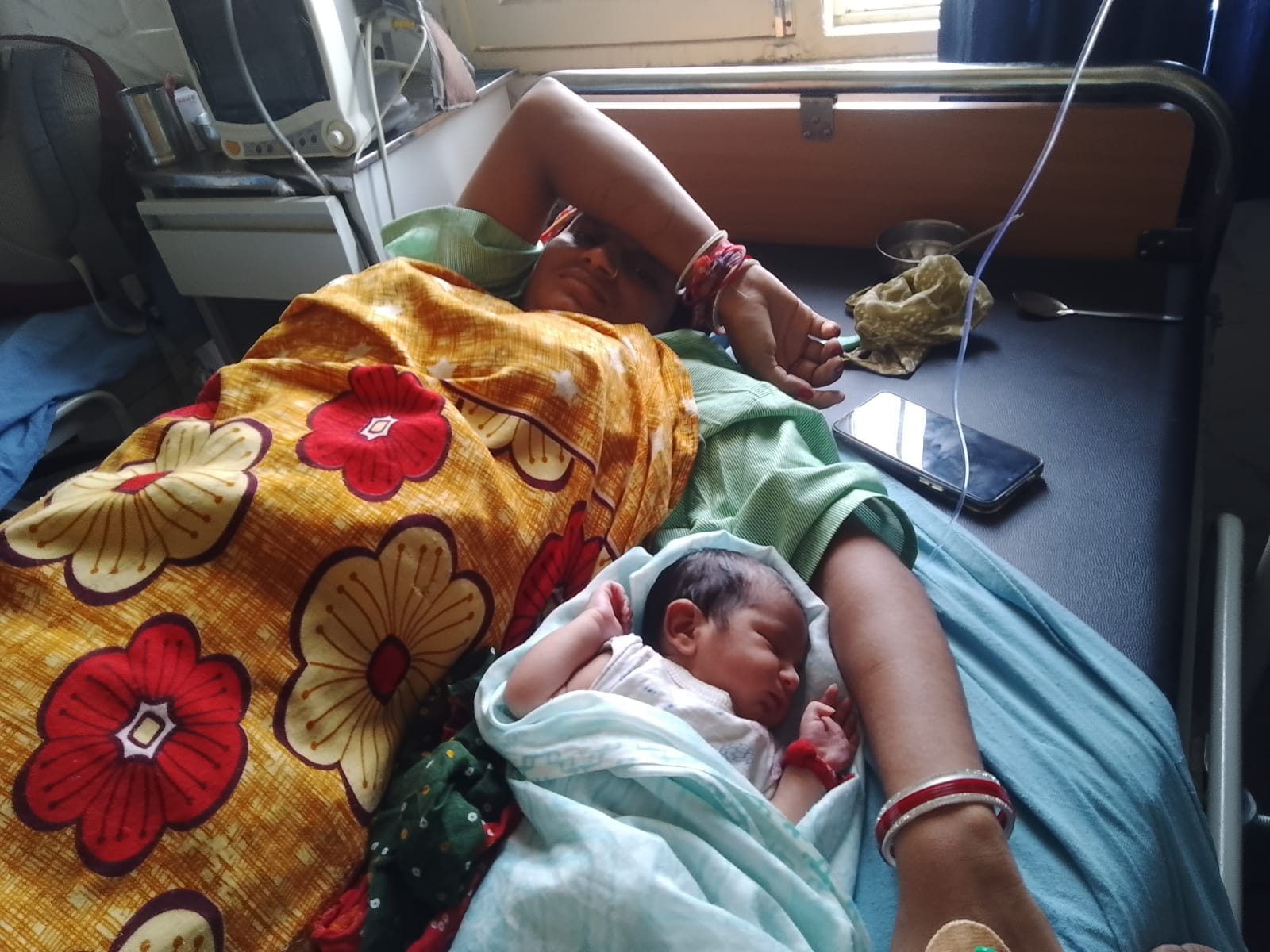 फोटो नंबर- 2615 अगस्त को जन्मी नवजात शिशु अपनी मां के साथ। संवाद