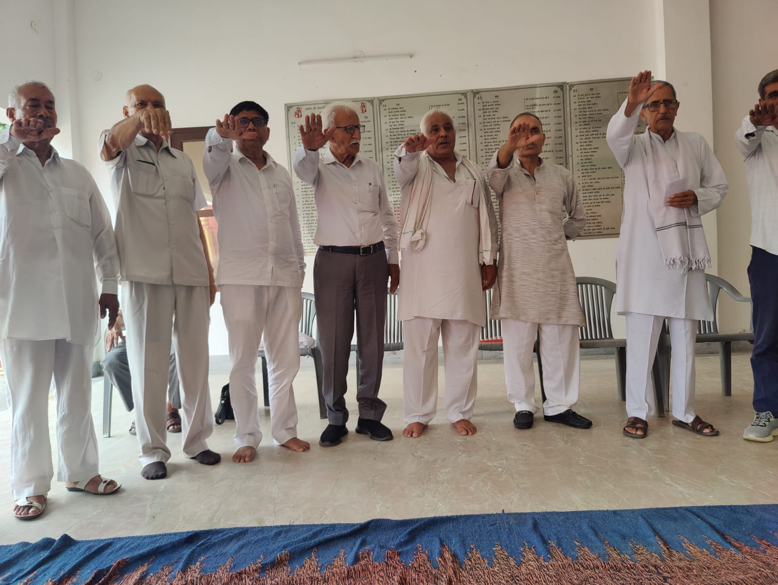 फोटाे: सोनीपत के गोहाना रोड स्थित प्राचीन हनुमान मंदिर परिसर में रिटायर कर्मचारी संघ के नवनियु