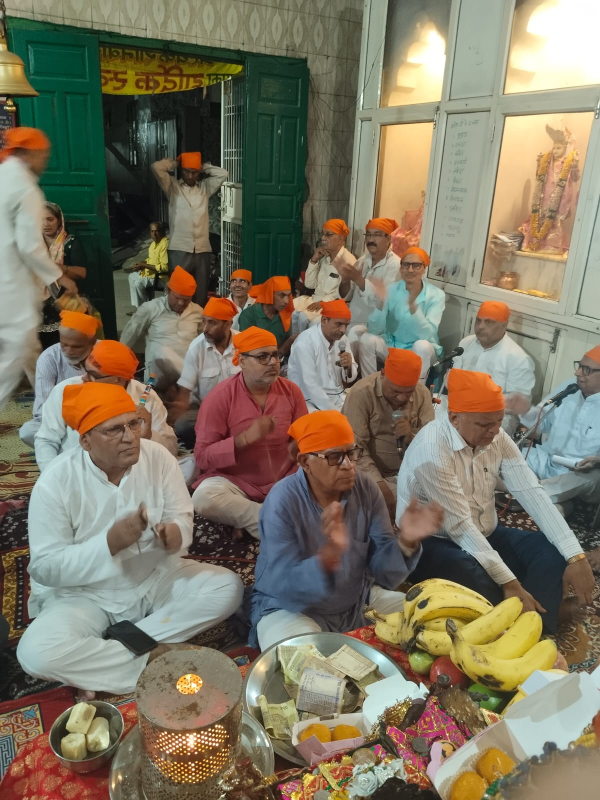 फोटो : सोनीपत की इंदिरा कॉलोनी में हरिनाम संकीर्तन करते श्री राम परिवार के सदस्य। स्रोत: संस्था