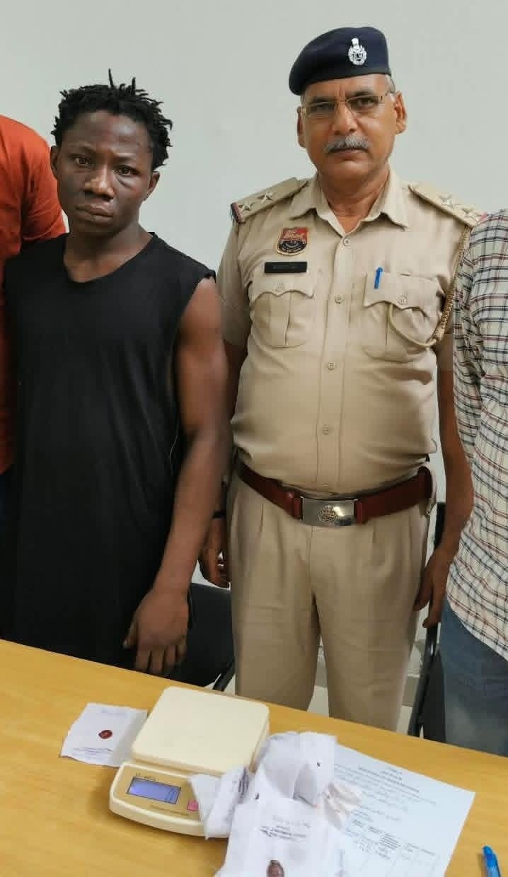 फोटो :: सोनीपत के कुंडली में मादक पदार्थ सहित गिरफ्तार आरोपी पुलिस के साथ। स्रोत पुलिस प्रवक्ता