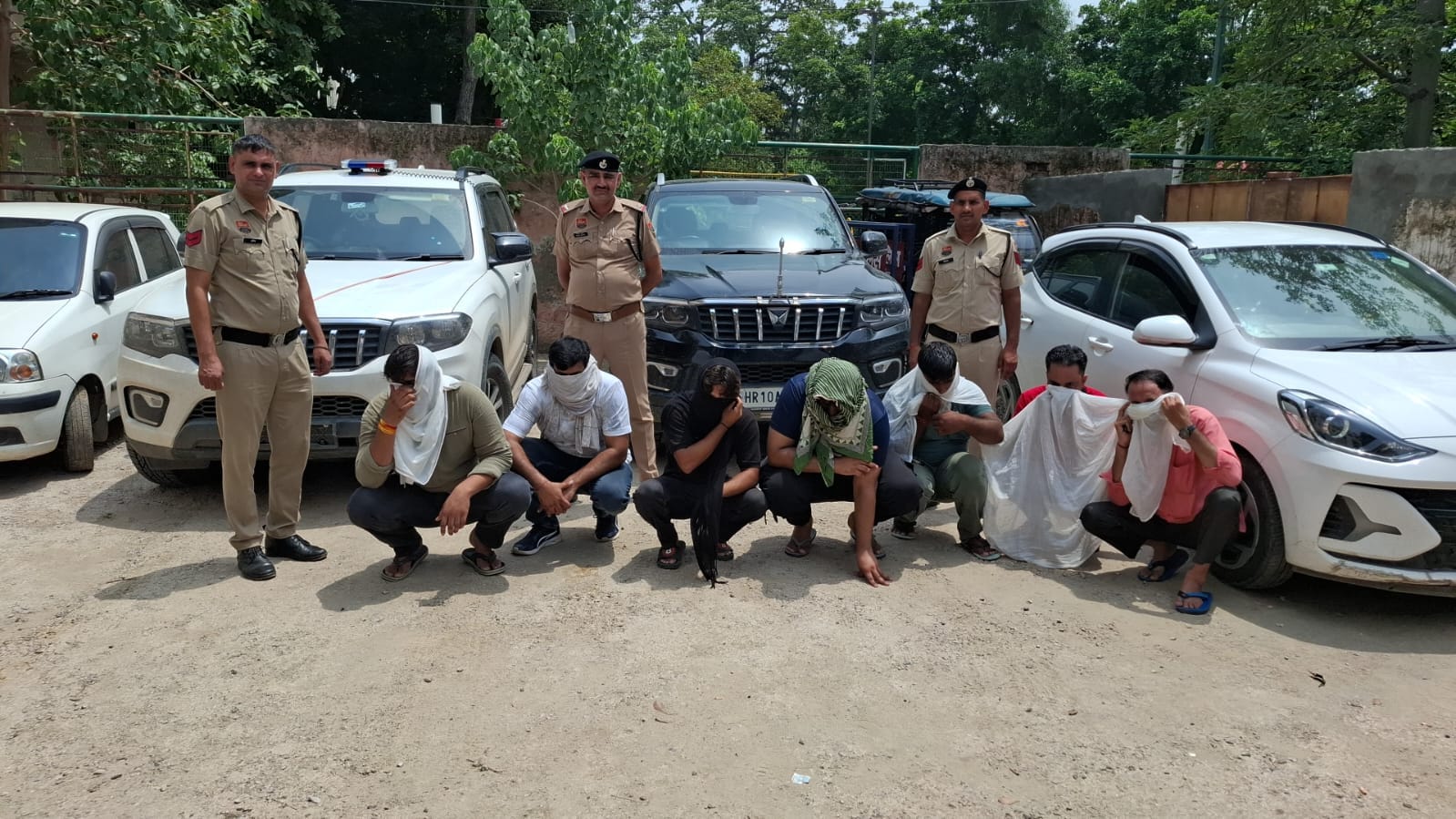 फोटो :: सोनीपत की सिविल लाइन थाना पुलिस की तरफ से स्टंटबाजी के आरोप में पकड़े गए युवक व बरामद ग