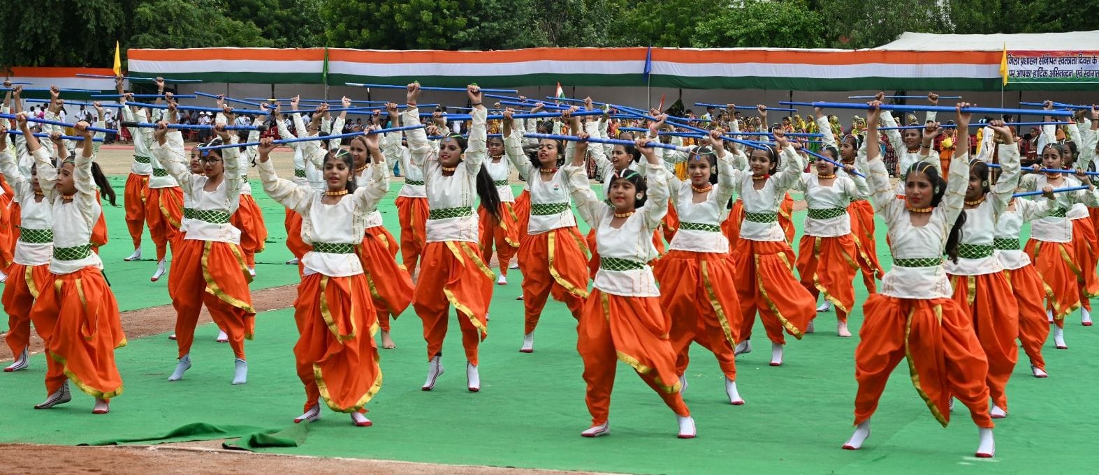 फोटो: सोनीपत पुलिस लाइन में हुए स्वतंत्रता दिवस समारोह में अपनी प्रस्तुति देती छात्राएं।