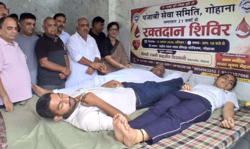 फोटो - शहीद मदनलाल ढींगरा स्टेडियम में रक्तदाताओं को प्रोत्साहित करती हुई चेयरपर्सन रजनी विरमान
