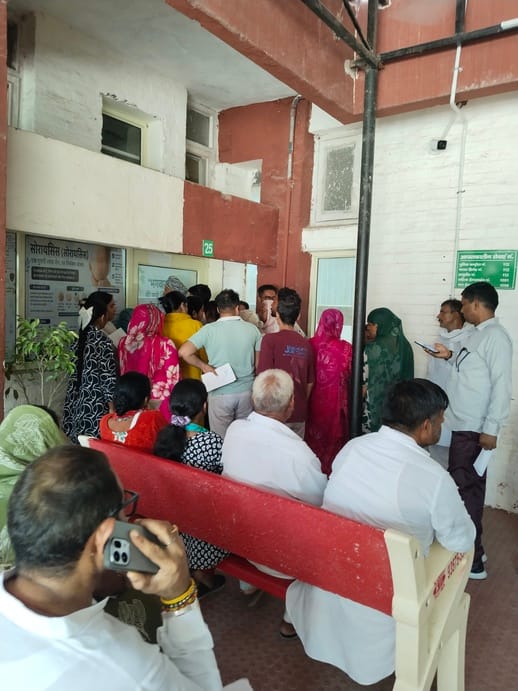 फतेहाबाद के नागरिक अस्पताल चर्म रोग विशेषज्ञ की ओपीडी के बाहर मौजूद मरीज संवाद
