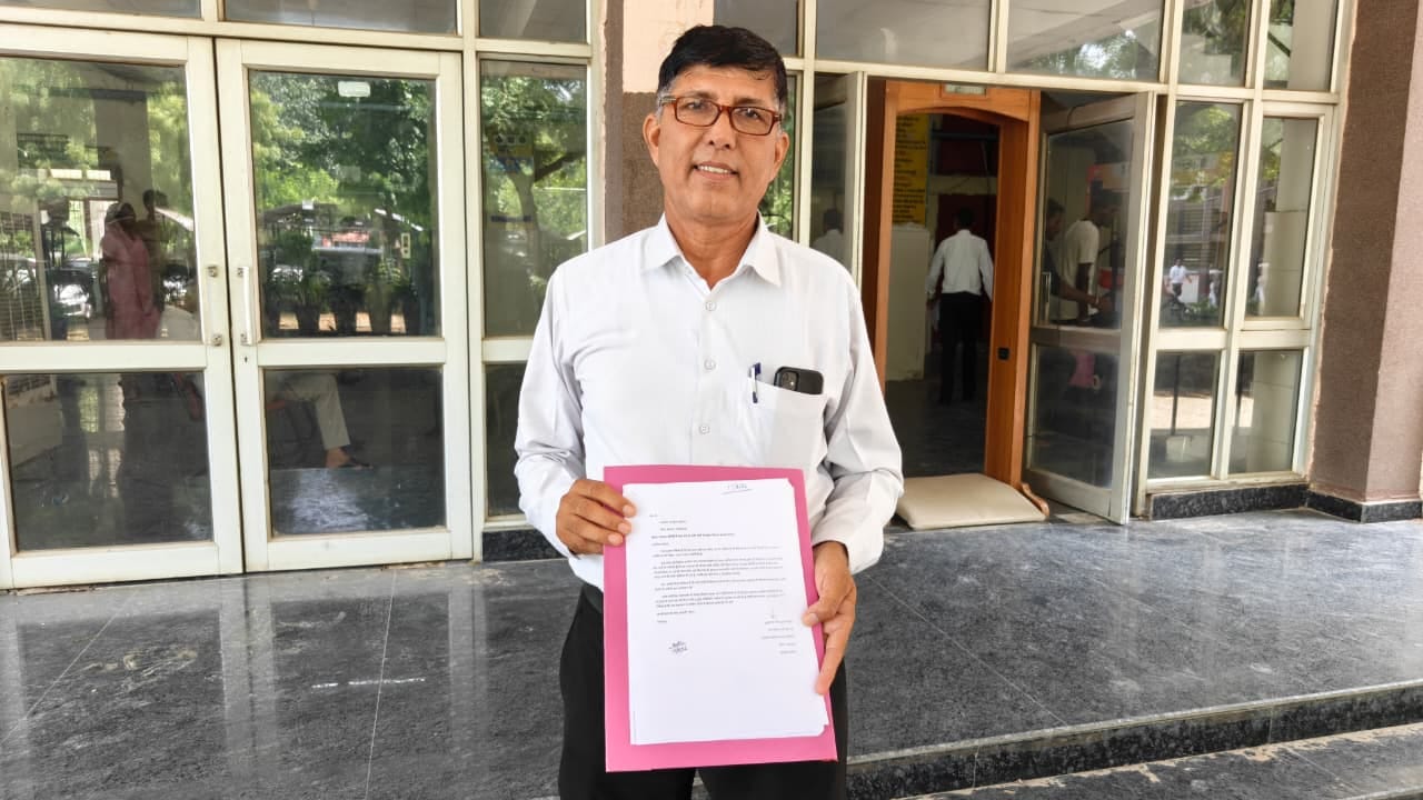 फतेहाबाद। सदस्य प्रतिनिधि वीरेंद्र भादू उपायुक्त को दी शिकायत दिखाते हुए। संवाद