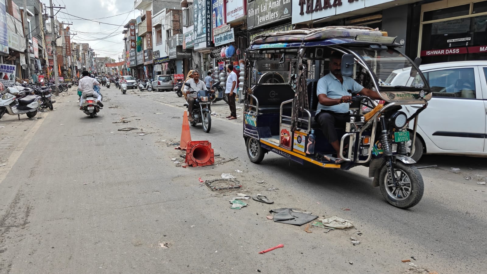 फतेहाबाद। शहर के जवाहर चौक टूटे लगाए गए ट्रैफिक कोण। संवाद
