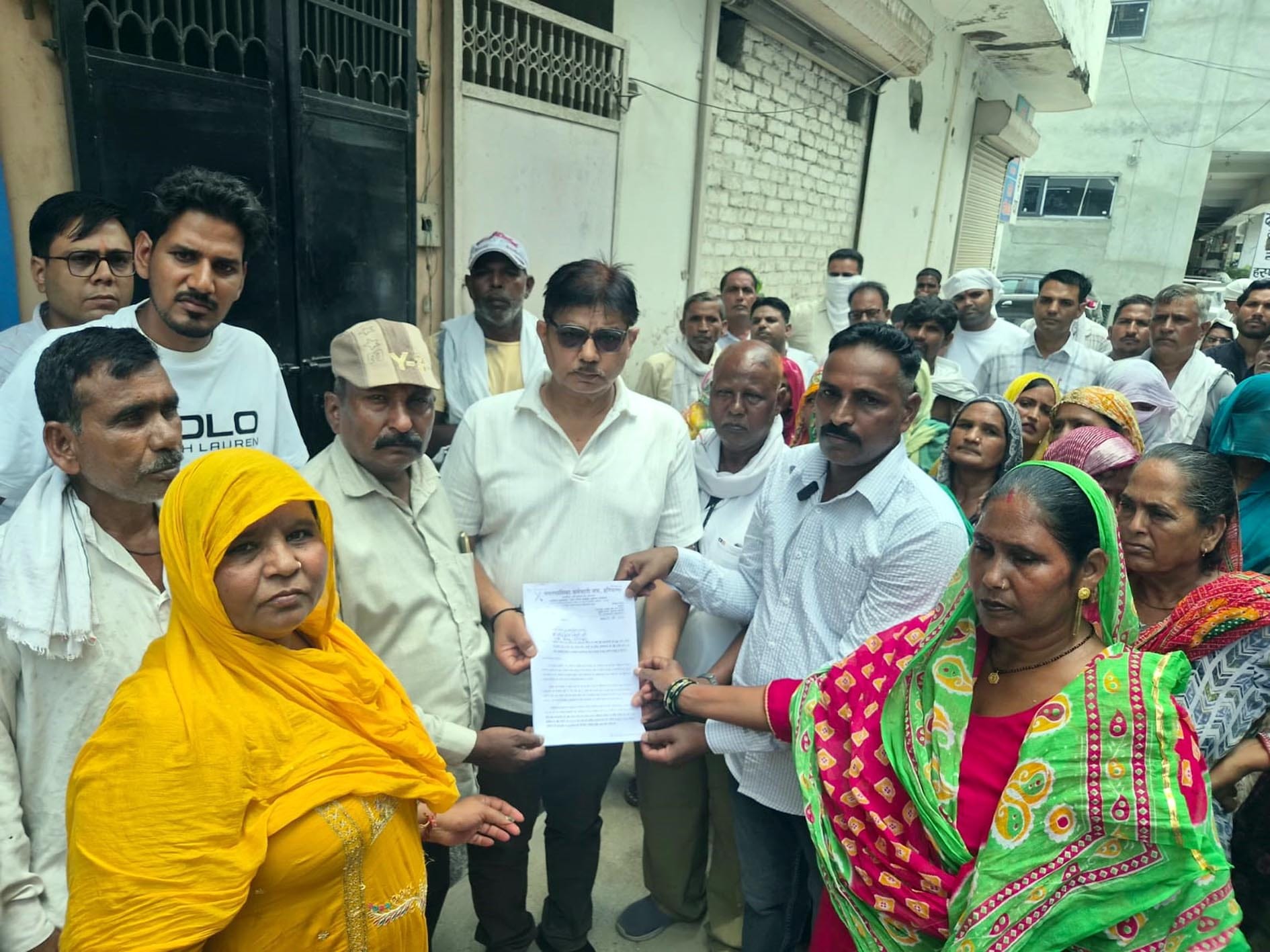 फतेहाबाद। शहर में प्रदर्शन कर नगरपरिषद प्रधान को ज्ञापन सौंपते हड़ताली कर्मचारीस्त्रोत संघ