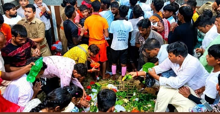 More than three lakh devotees performed Jalabhishek.