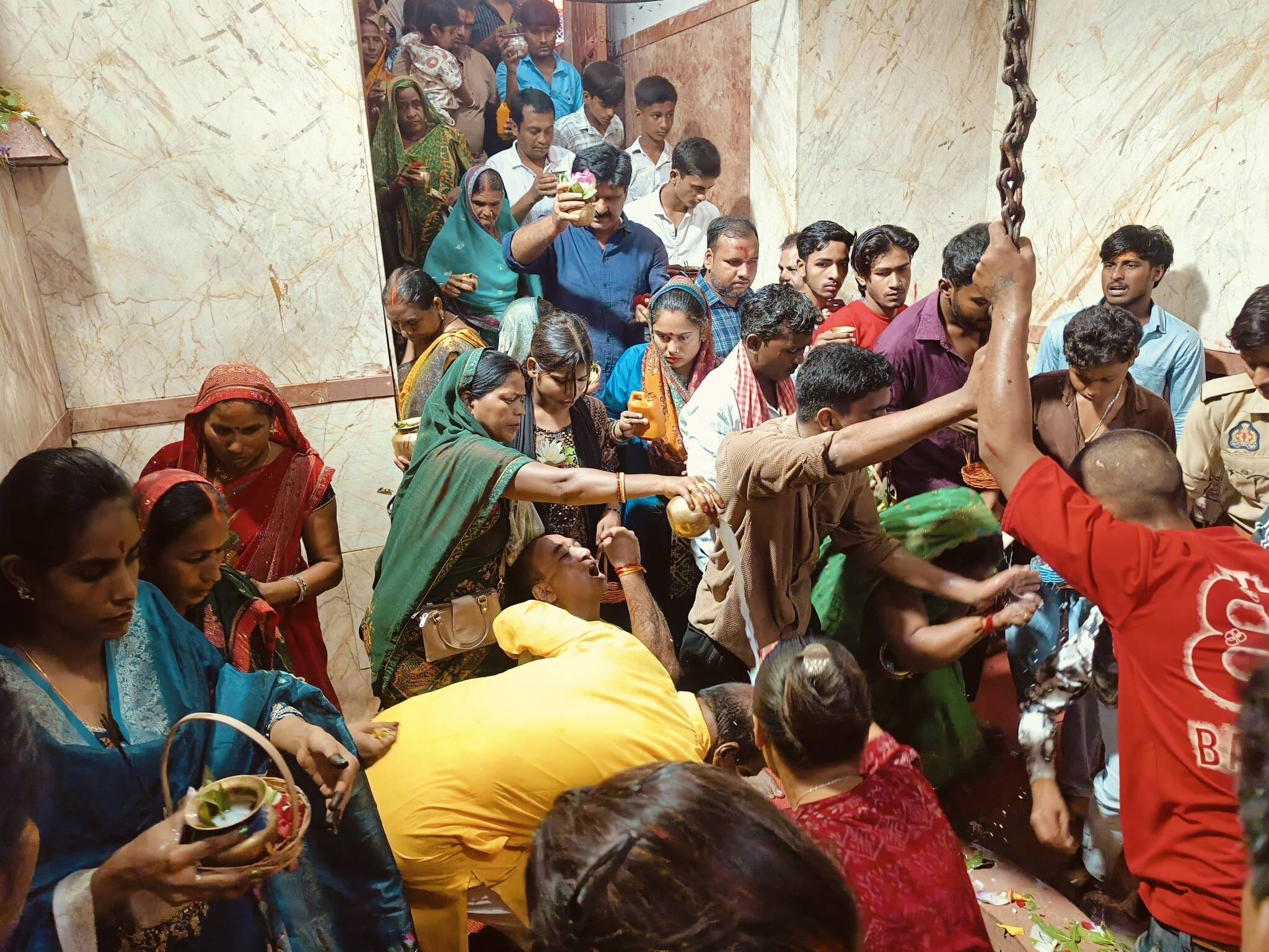 गर्भ गृह में जलाभिषेक करते श्रद्धालु 