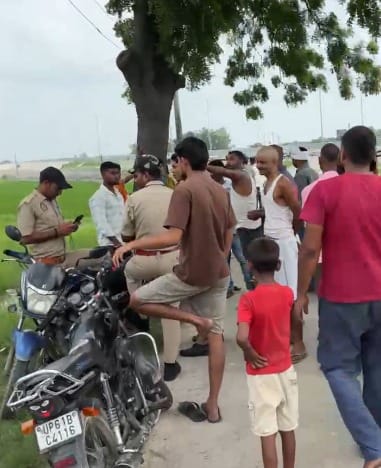 ग्रीनफील्ड एक्सप्रेसवे के बैजनाथपुर मोड़ पर हुए घटनास्थल पर लोगों से जानकारी लेते पुलिसकर्मी। स