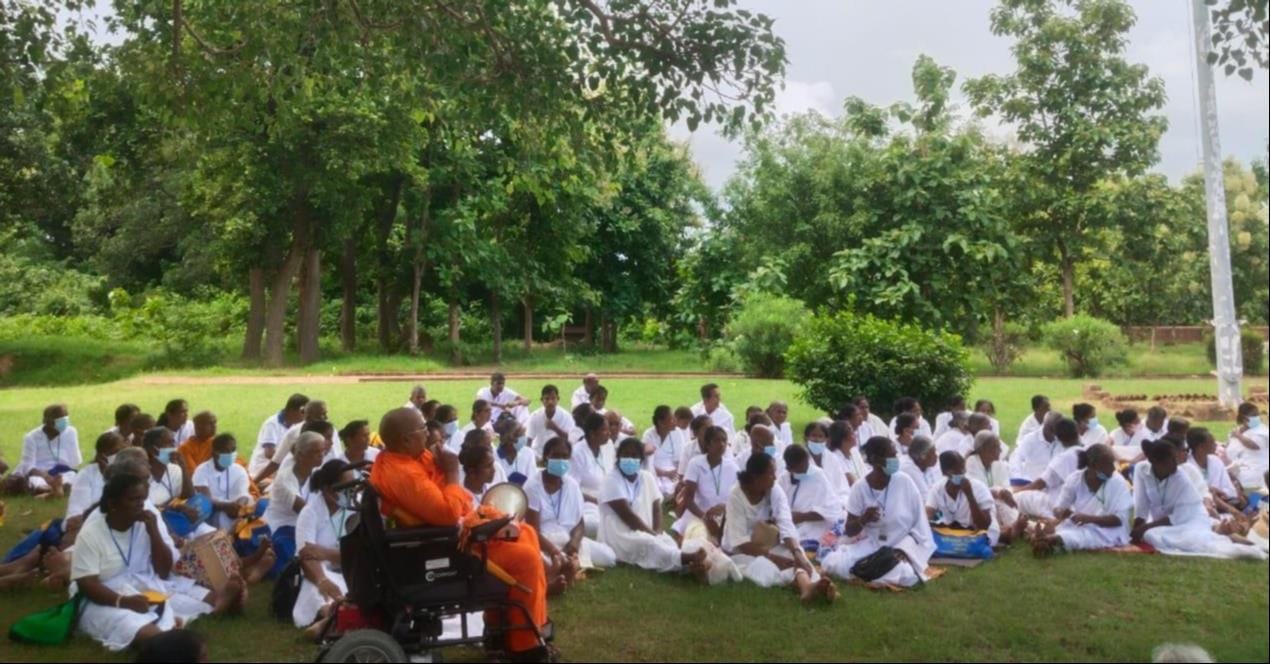  गंध कुटी में प्रार्थना करते बौद्ध अनुयायी।