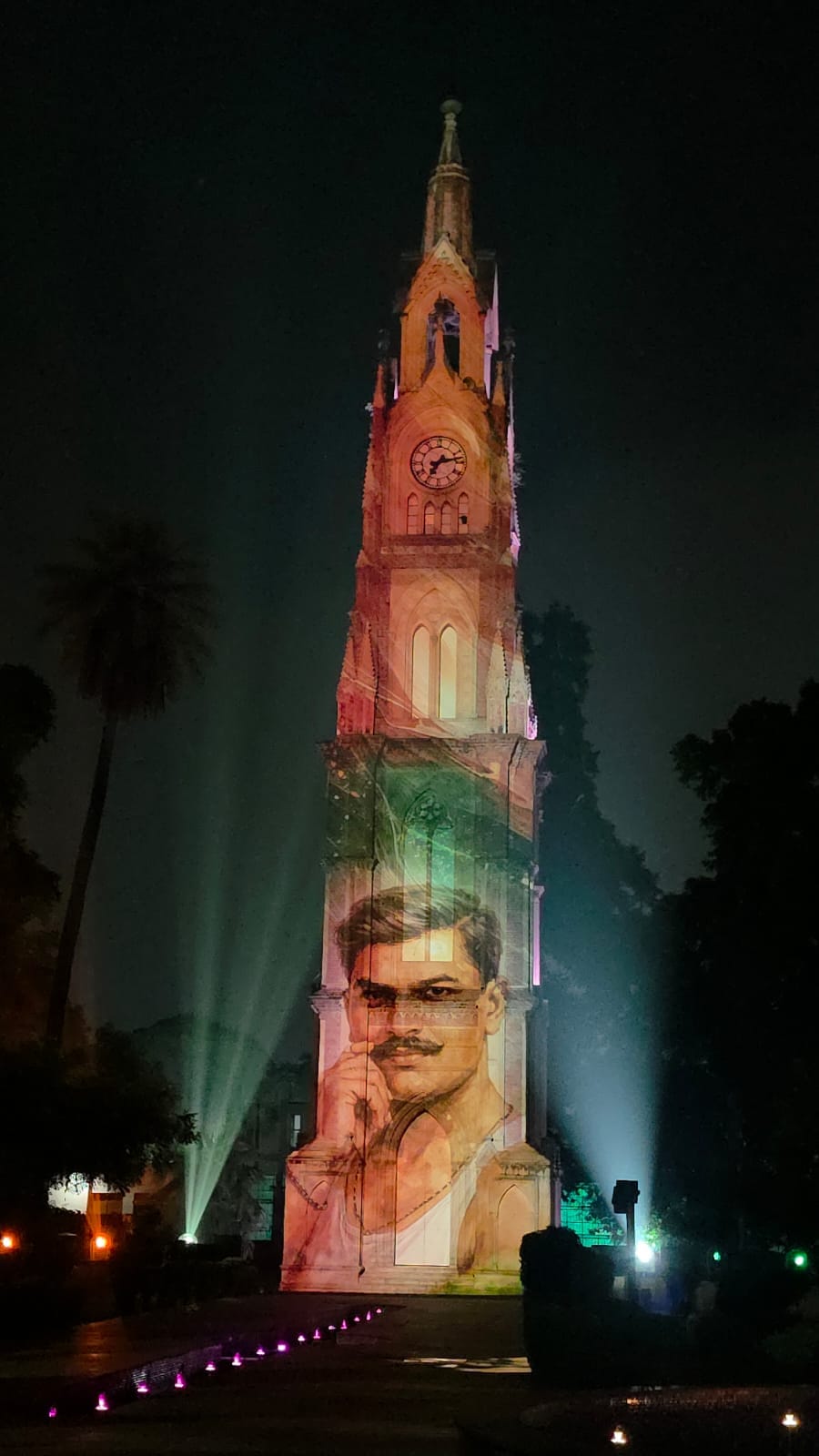 घंटाघर पर लेजर शो का दृश्य।