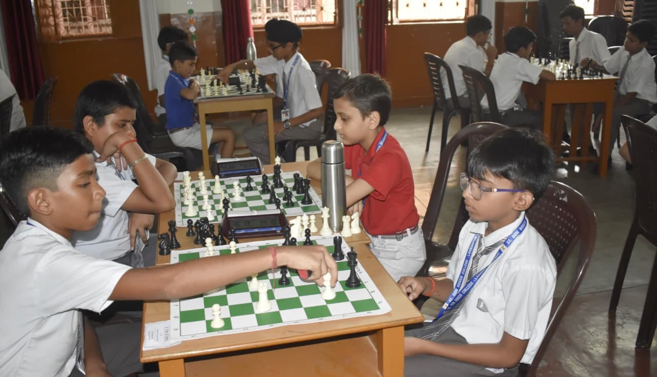 इंटर स्कूल चेस चैंपियनशिप में शामिल बच्चे। संवाद