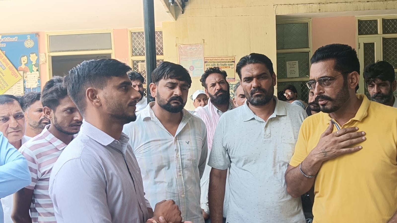 जाखल में ग्रामीणों से बात करते हुए अधिकारी संवाद