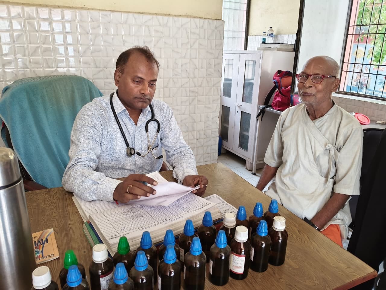 जिला अस्पताल में मरीज को परामर्श देते चिकित्सक। संवाद