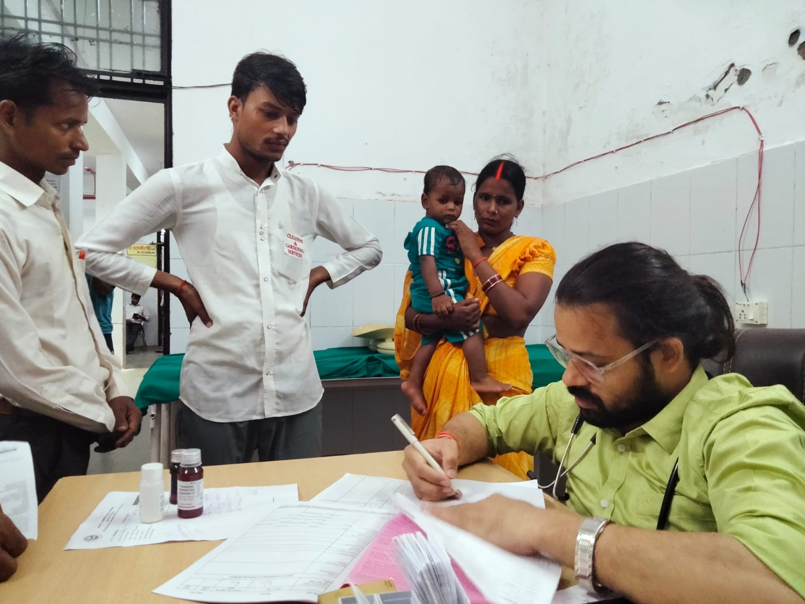  जिला चिकित्सालय में मरीजों का इलाज करते चिकित्सक।