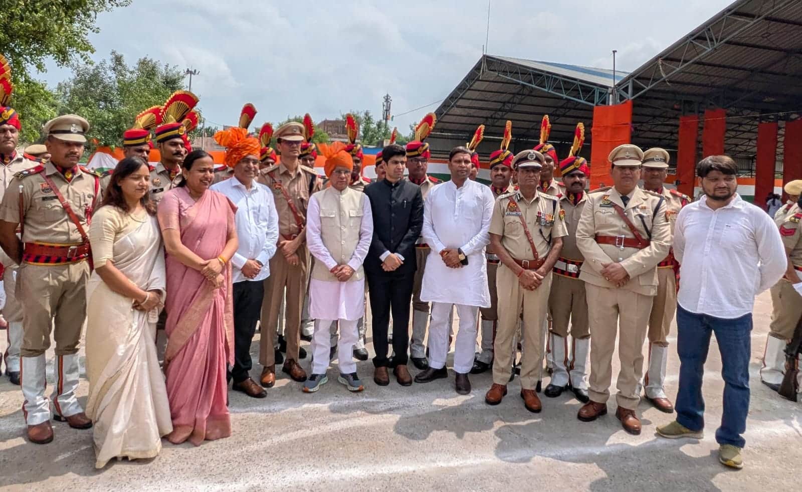 जिला स्तरीय समारोह में खाद्य एवं आपूर्ति राज्य मंत्री राजेश नागर के साथ पुलिस अधिकारी व कर्मचा